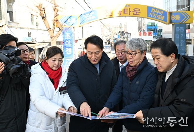 오세훈 서울시장이 22일 용산전자상가 인근 특별계획구역 개발 사업대상지 조감도를 확인하고 있다.