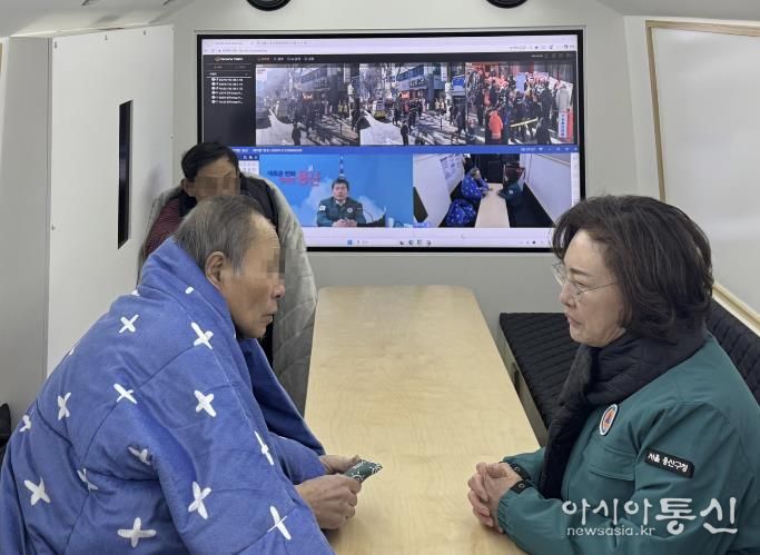 박희영 용산구청장이 재난현장지휘버스에서 임시대피 중인 청파동 화재 피해 주민들의 안전 상태를 살피고 있다.