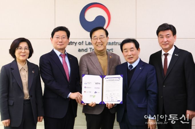 이상일 용인특례시장이 26일 정부세종청사에서 김윤덕 국토교통부 장관에게 '중부권광역급행철도(JTX)'의 신속한 추진을 촉구하는 공동건의문을 전달했다. (사진은 왼쪽부터 김보라 안성시장, 이상일 용인특례시장, 김윤덕 국토교통부장관, 송기섭 진천군수, 방세환 광주시장)