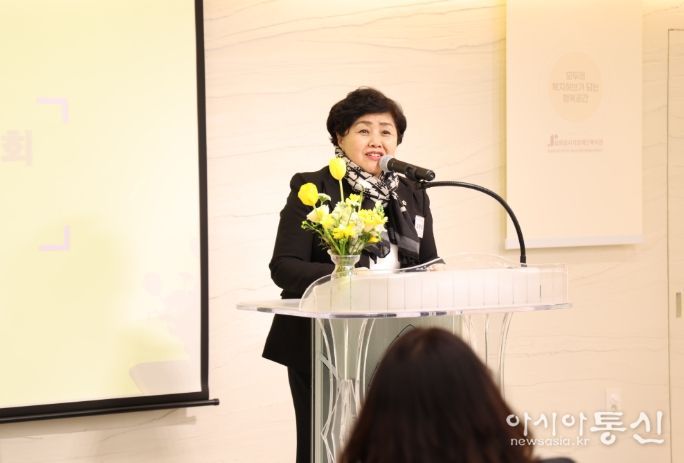 격려사 중인 김영옥 보건복지위원장