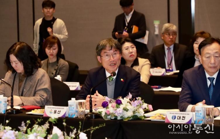 천창수 교육감이 29일 경기도 더블트리 바이 힐튼에서 열린 '제106회 대한민국교육감협의회 총회'에서 안건 발언을 하고있다