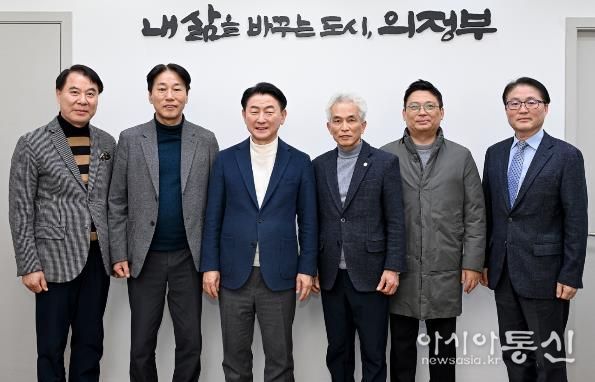1월 29일 (사)용현산업단지 기업인협의회 신년인사회 참석자들이 기념촬영을 하고 있다.