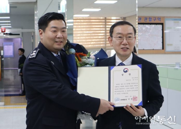 이명구 관세청장(오른쪽)이 29일 성남세관을 방문하여 정시진 주무관에게 상장과 포상금을 수여한 뒤 기념 촬영하고 있다.