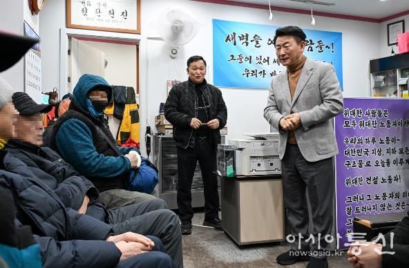 의정부시는 2월 3일 오전 5시경 관내 일용근로자들의 노고를 격려하고 현장의 목소리를 청취하기 위해 현장방문을 실시했다.