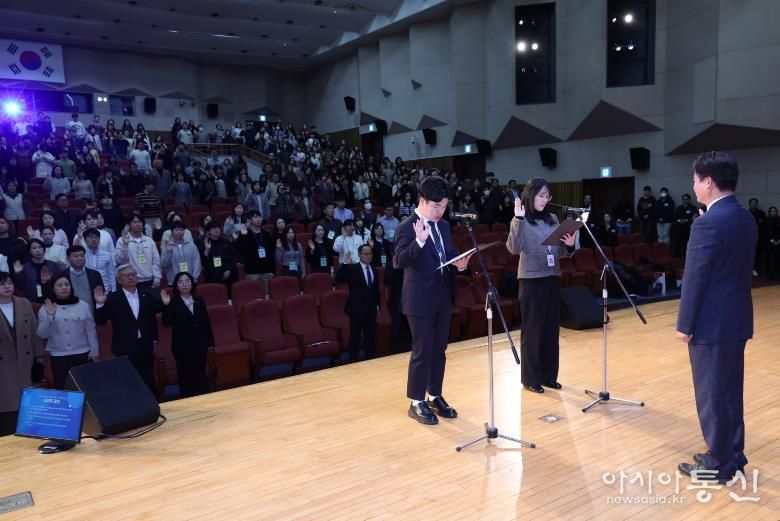 부천시 공무원 대표가 청렴 실천 선서를 하고 있다.