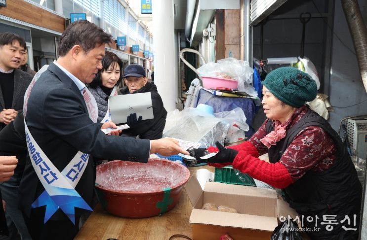 “설 장보기는 전통시장에서”… 정읍시, 민생 현장 살리기 ‘온힘’