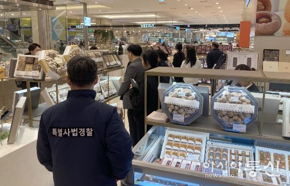 대형 유통매장에서 유통단속을 진행하고있다