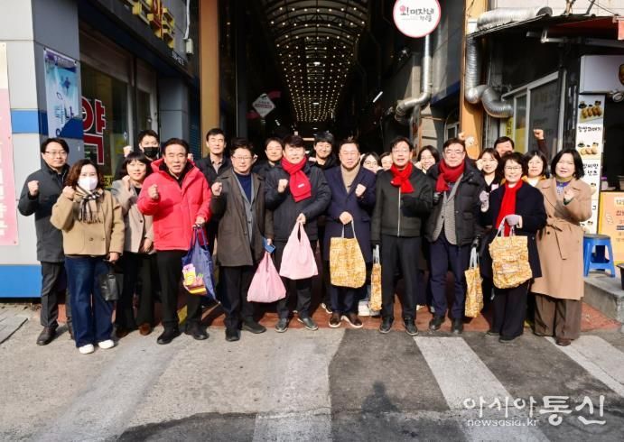 문경시의회, 설 맞이 전통시장 장보기 행사 실시