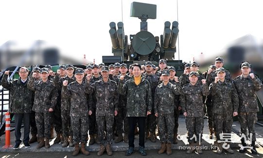 오세훈 서울시장이 16일(월) 1방공여단 방공진지 장병들과 기념사진을 촬영하고 있다.