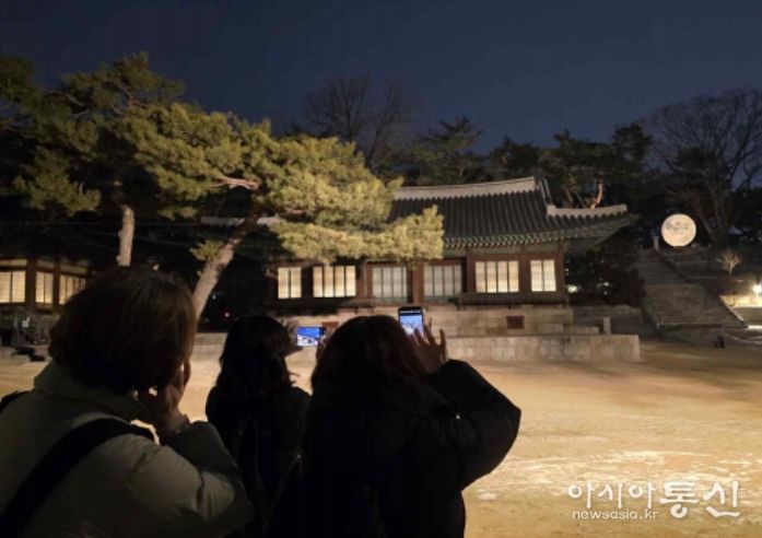 창경궁 정월대보름 행사 - 모형 보름달을 감상하고 있는 관람객(2025년 2월)
