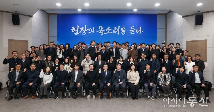 이명구 관세청장(앞줄 가운데)이 23일 정부대전청사에서 열린 ‘관세청 혁신 공감 타운홀 미팅’을 마친 뒤 기념 촬영하고 있다