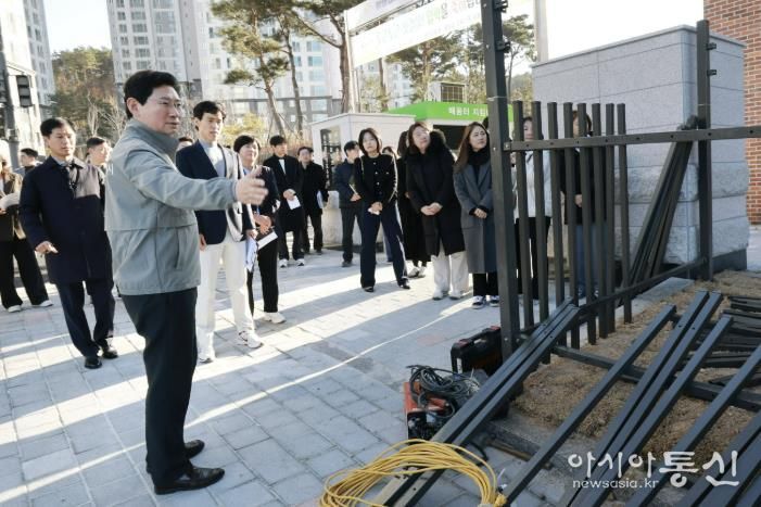 이상일 시장이 26일 용인솔빛초·중통합학교를 찾아 주요 시설을 살피고 있다