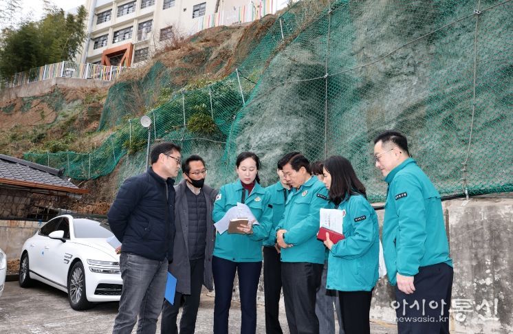 대구 중구, 해빙기 맞아 취약시설 집중 안전점검 실시(지난 2월 26일 현장 점검중인 류규하 중구청장과 관계자)