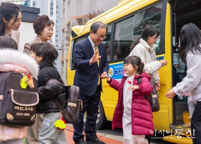 동래구 소재 유치원 아침 등교 맞이 모습(김석준 교육감)