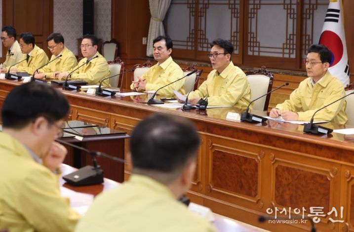 김민석 국무총리가 1일 세종대로 정부서울청사에서 열린 중동 상황점검 관련 긴급 관계부처회의를 주재하고 있다.