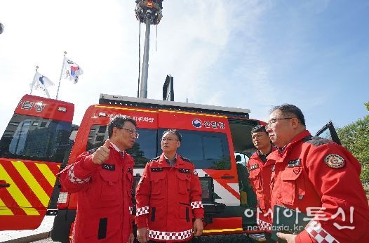 박은식산림청장(왼쪽 첫번째)이 16일 유·무선 통신시스템 탑재 고성능 통신지휘차량 성능을 점검하고 있다